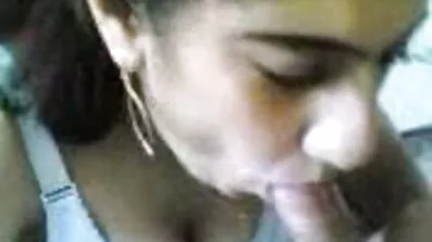 Uzbuđena zvijer po imenu Djevica štreber za seks u njoj amaterski filmovi maca kod kuće