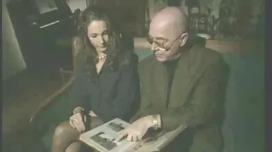 Supruga Fingering član supružnika, da ga odvratiti od igara na swinger filmovi telefonu