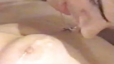 Stari sijed čovjek organizira s mladom ljepotom kućni bdsm video porno isjecci