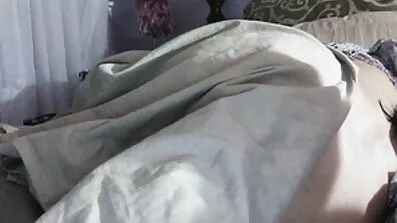 Dominantna kuja lizala je spermu koja izlazi iz besplatni porno filmovi 69 vlastite maca