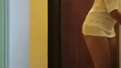 Kao i uvijek na odmoru, djed i unuka pornofilmovi organiziraju incest seks na krevetu