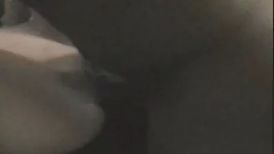 Sretan porno film amateri čovjek dobiva Pušenje od plavuša i Crnke i uspoređuje