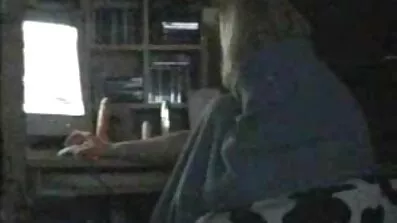 Striptiz s bujnom crnka u erotika pornići svjetionicima na pozadini ograde