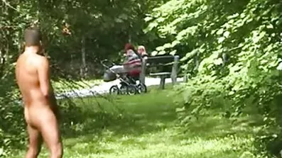 Tata je otišao i nije se vratio, a mom fucks sina i polira debeli kurac novi pornići