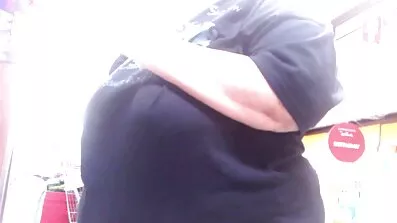 Prokleto sunčanje i podlegao iskušenju porno filmovi milf da se ševe na stolu i na kauču