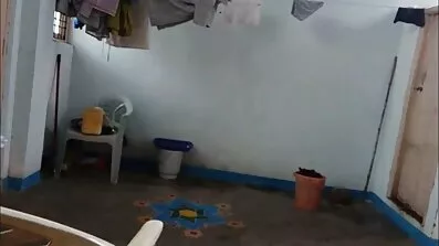 Petite plavuša erotski filmovi sex s nježnim tijelom lijepo pliva u akvariju