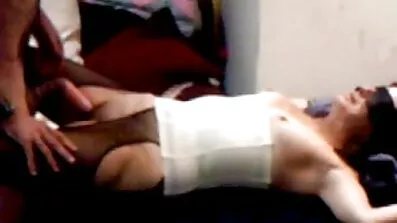Nevjesta i mladoženja ostali su sami, ali mladoženja se nije jebao gledanje porno filmova besplatno s mladenkom