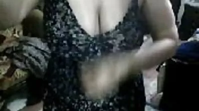 Okrugao dobri porno filmovi student daje u spavaćoj sobi prijatelju olovke