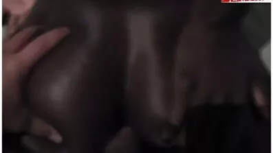 Kovrčava crna studentica sranje porno film u autobusu kroz rupu