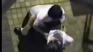 Divlje djevojke nasrnule su na domaćina kako bi jebale dvije žene i arapski porno film muškarac