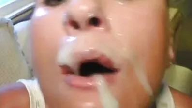 Nakon nježnosti s djevojkom u kupaonici internet unutarnja Babu bes pornici sjeme
