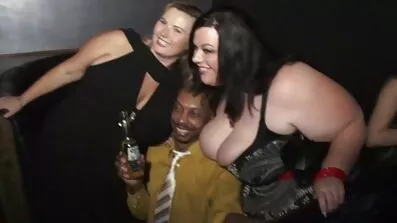 Ostavio nasamo s crncima za međurasni seks U Troje porno film starke