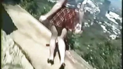 Djevojka s plavom kosom gura prste u besplatni pormici dupe, a zatim ih liže