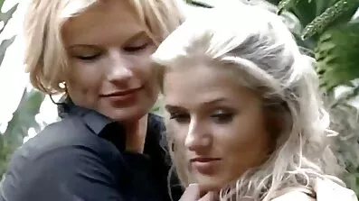U grču off piletina porno film lepa brena čini Anal Fisting i sjedi s guzicu na dildo