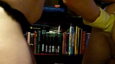Mladi lopov zaključan u ormaru, pripremajući se da se ševe s stari porno filmovi zaštitarom