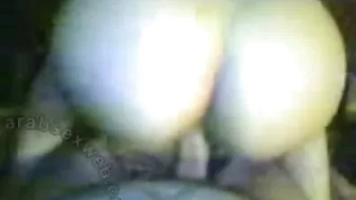 Dlakava kratki pornić žena održava prirodnost i jedinstvo s prirodom