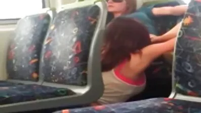 Djevojka u plavoj haljini masturbira porniči besplatni u čizmama