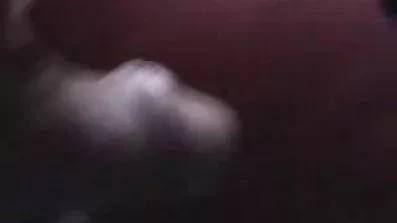 Crnka aktivno fucks ruku Plavuša, šireći vaginalni porno film sa mamom otvor
